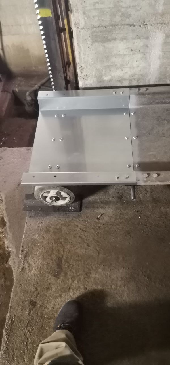 Même parking après revamping - plateformes blanches et grises propres, bords rouges modernes, éclairage amélioré, numérotation visible