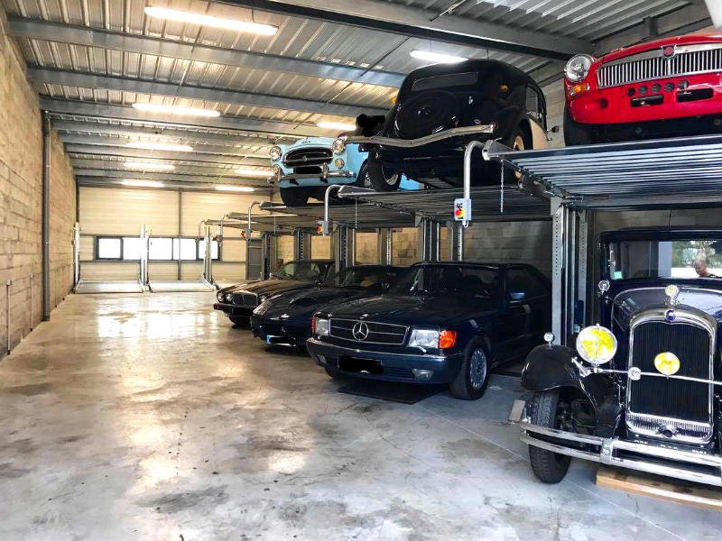 garage con sistema di parcheggio raddoppiatore con auto parcheggiate su due livelli