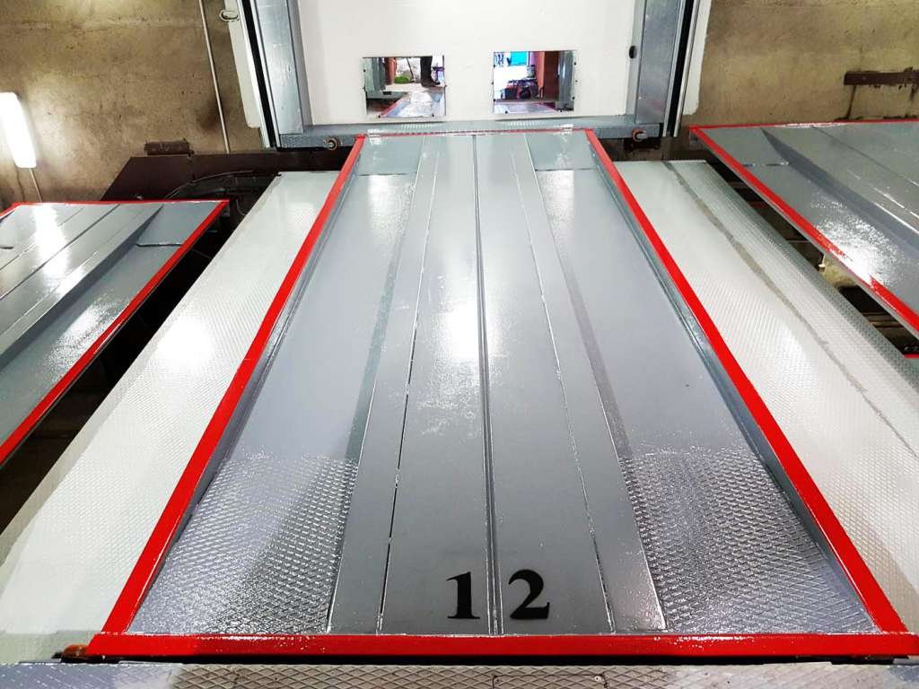 Intérieur du parking automatique après rénovation - composants mécaniques rénovés et systèmes de transmission propres