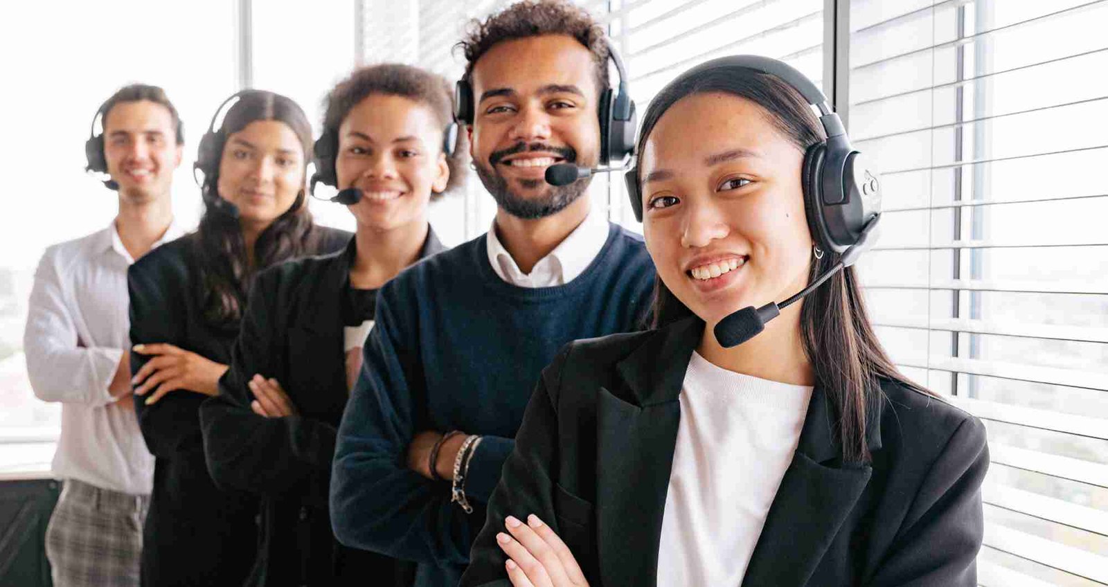 Operador de atención al cliente con auriculares proporcionando asistencia técnica