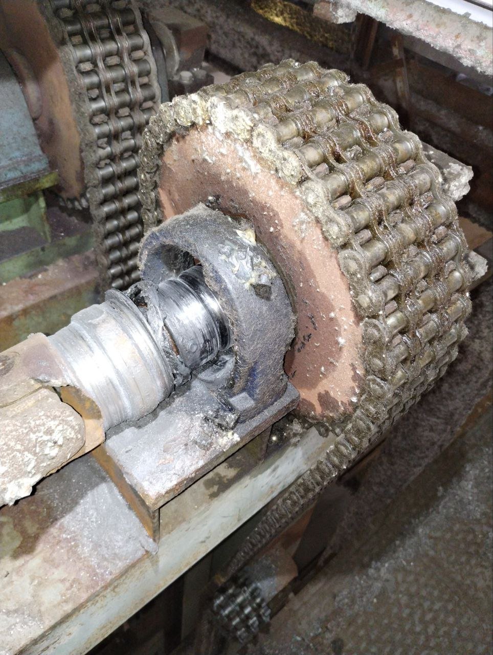 Plateformes de parking automatisé rouillées avec bords jaunes, plateformes sales et oxydées