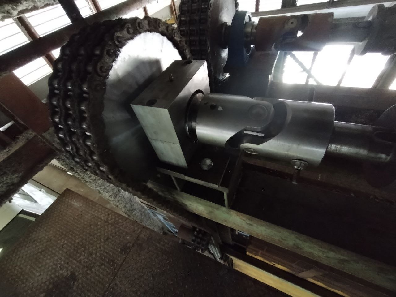 Même parking après revamping - plateformes blanches et grises propres, bords rouges modernes, éclairage amélioré, numérotation visible