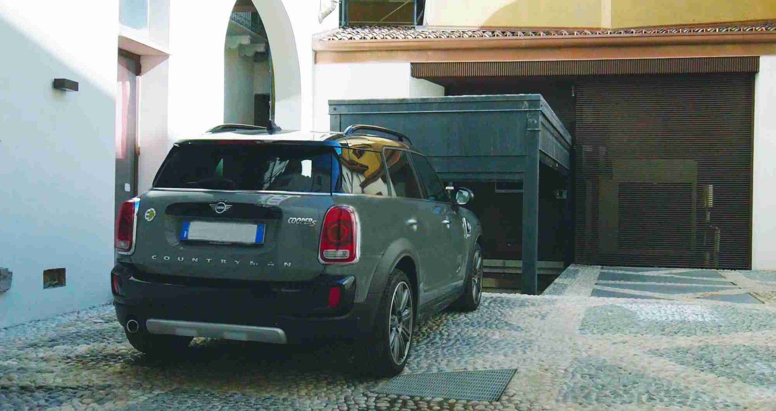 Ascensor para coches que eleva un vehículo en un edificio residencial