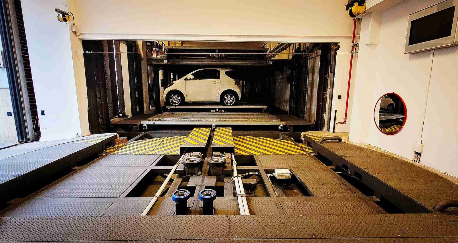 Técnico trabajando en la renovación de un sistema de aparcamiento