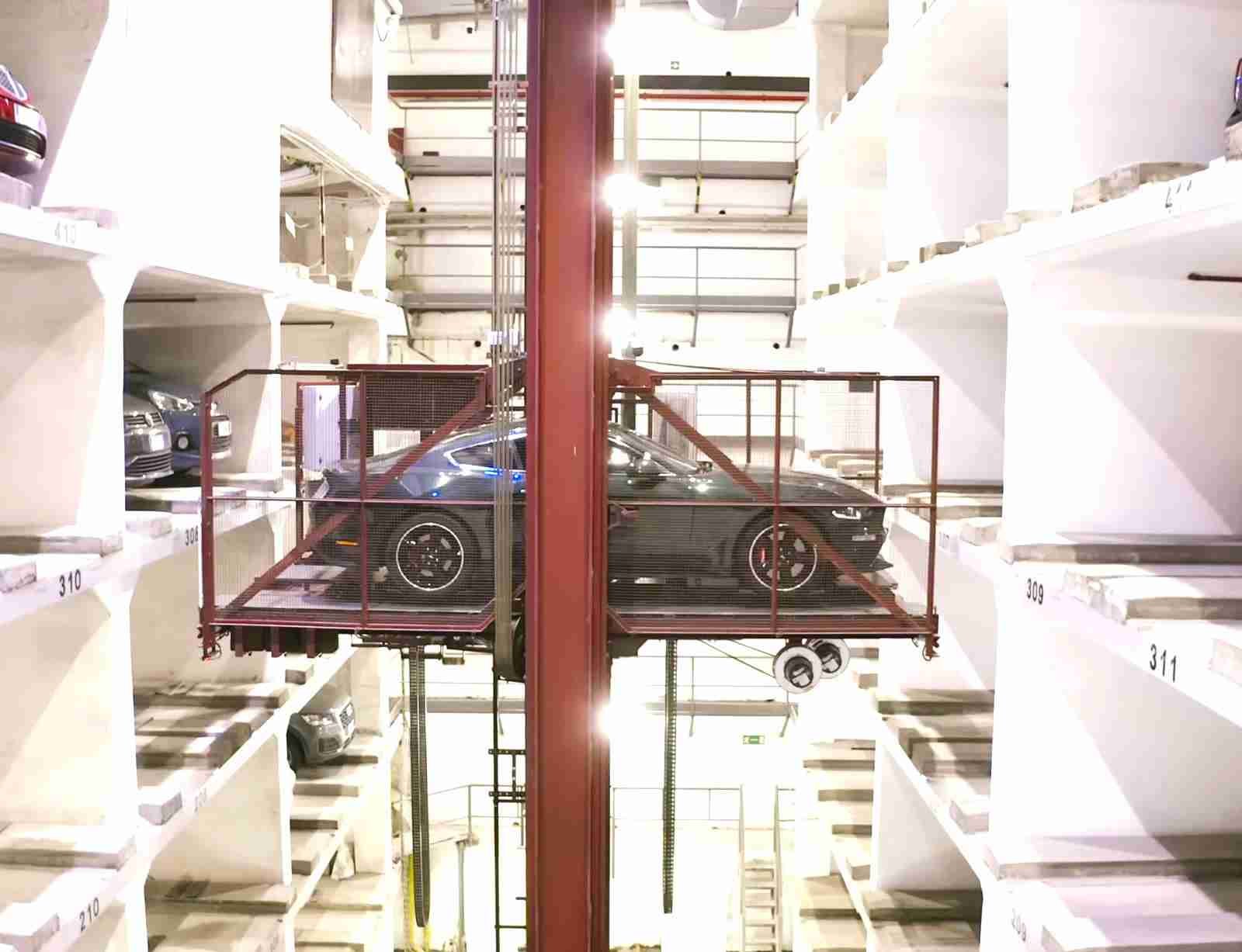 Garaje moderno con aparcamientos automatizados en varios niveles