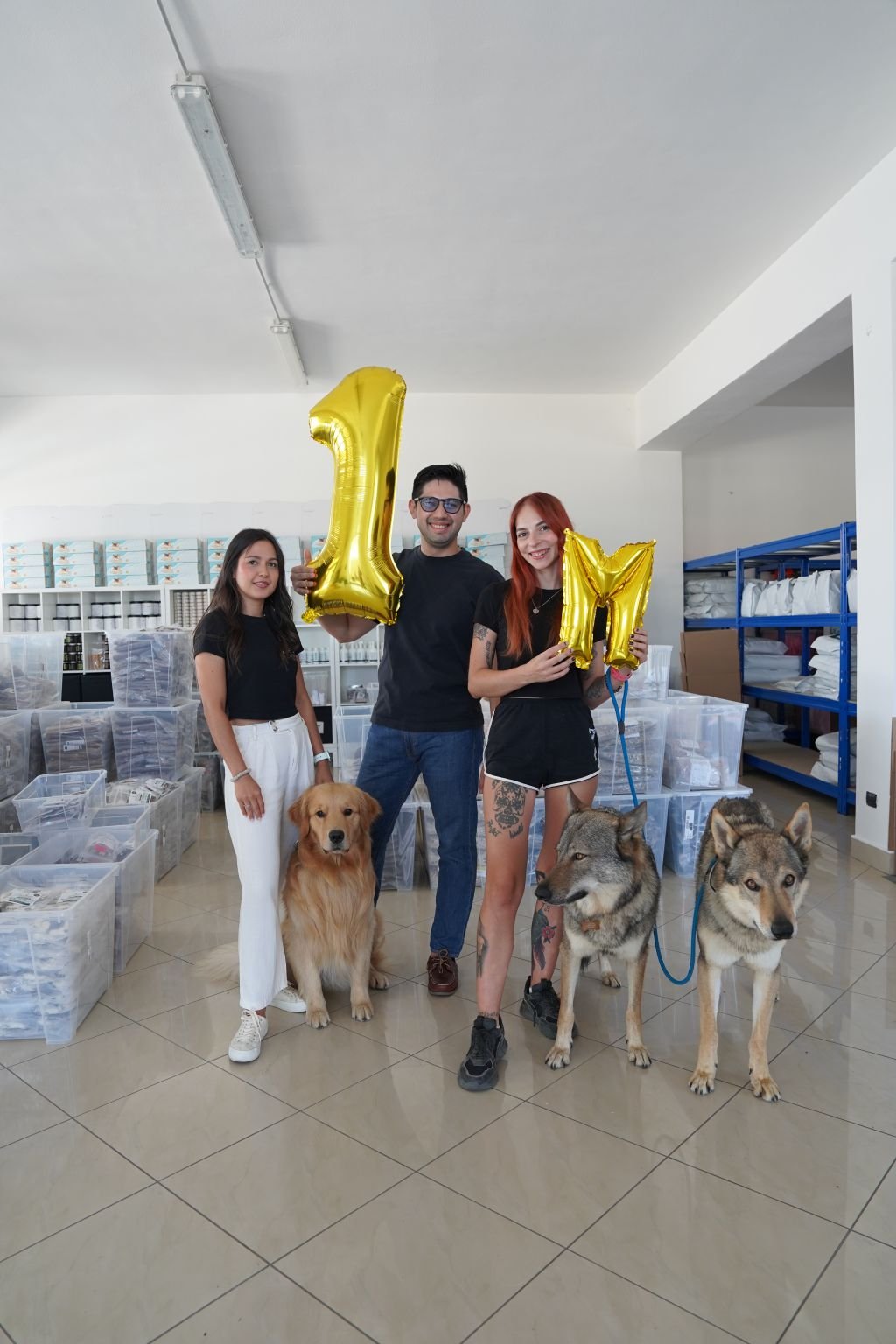 I tre soci di Animal Instinct, Roberto, Sveva e Laura, con Stark, Dracarys e Arya nel magazzino il giorno del primo milione di fatturato