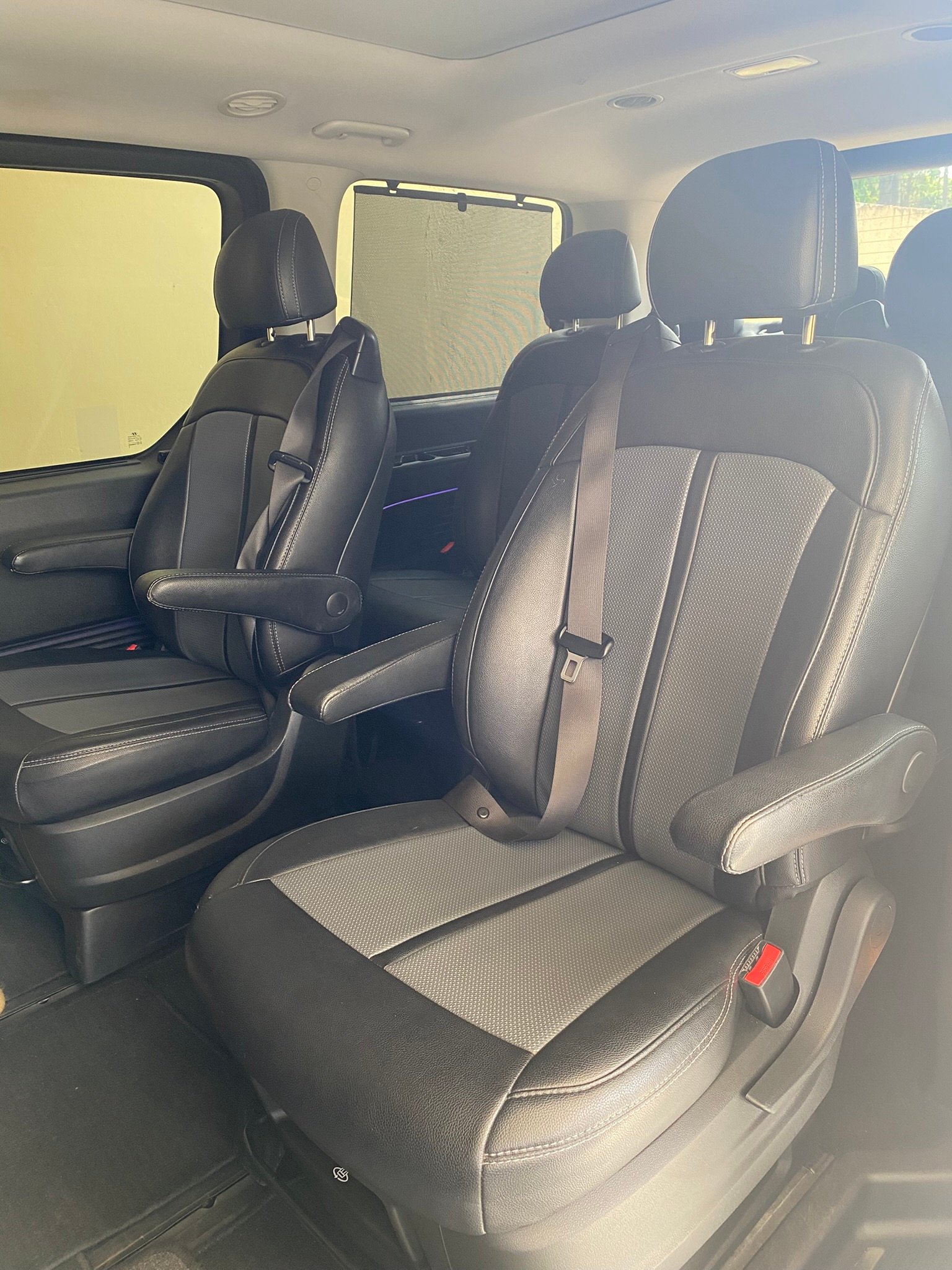 Interior Hyundai Staria Limousine dengan kursi kapten kulit hitam dan sabuk pengaman di Pelabuhan Ratu, Jawa Barat