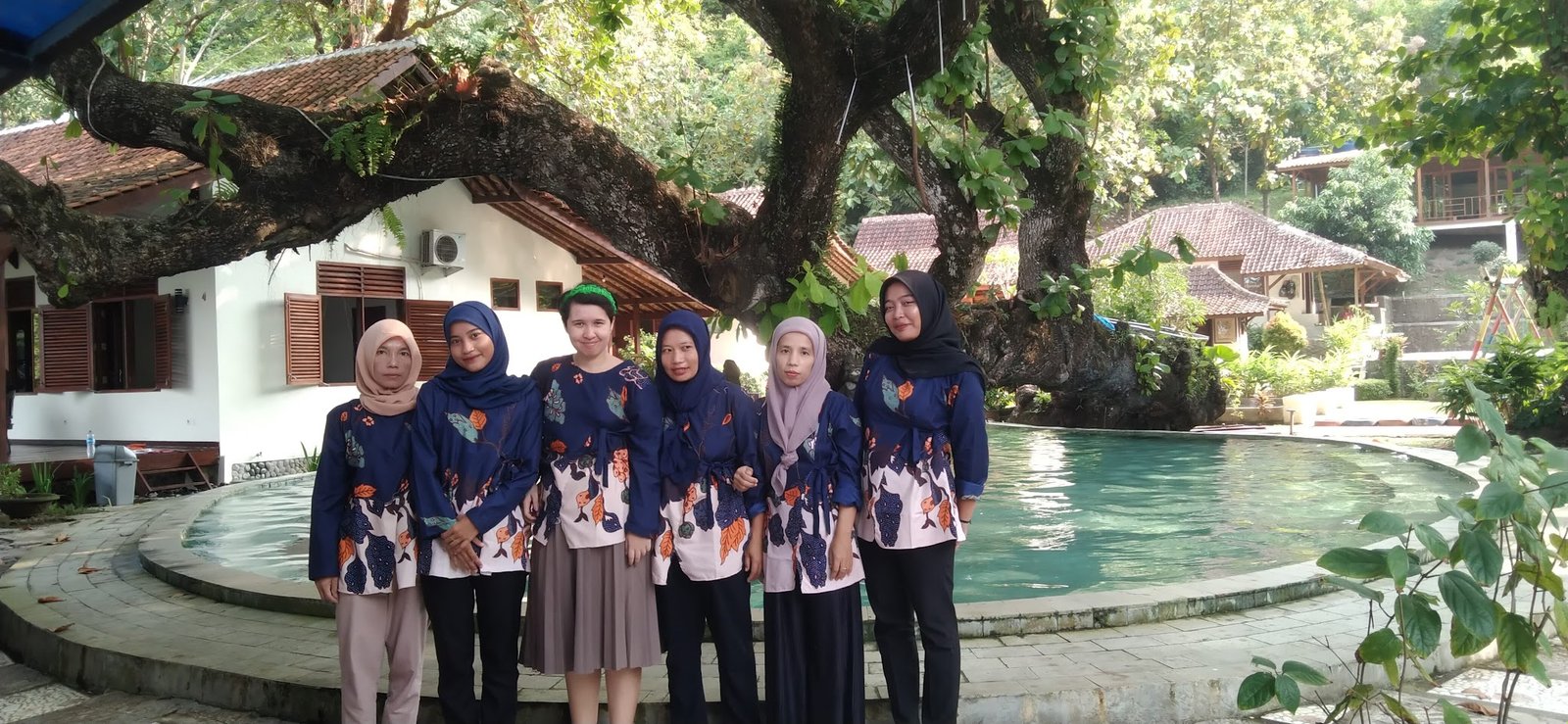 Tim staf wanita Ketapang Resort berpose di tepi kolam di bawah pohon rindang di Pantai Cikembang, Pelabuhan Ratu, Jawa Barat