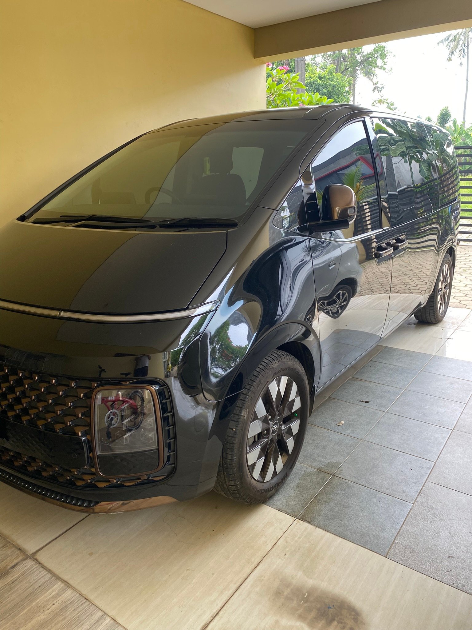 Hyundai Staria Limousine hitam berkilau tampak depan dan samping di area carport di Pelabuhan Ratu, Jawa Barat