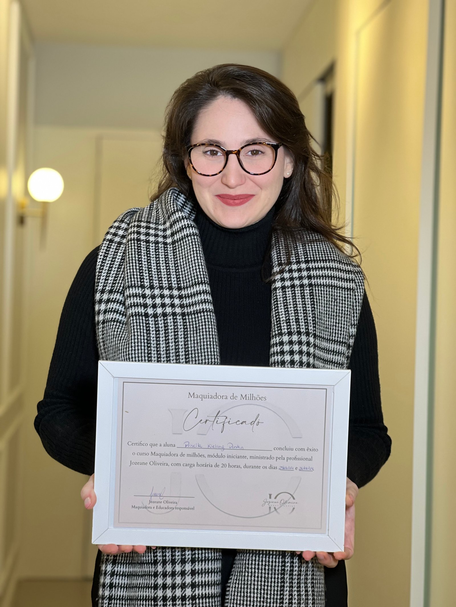 Priscila com certificado