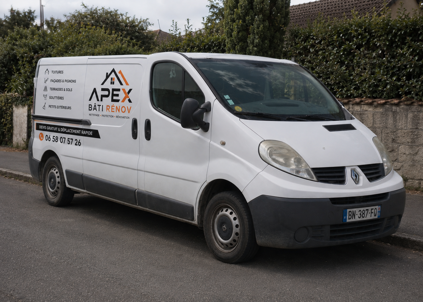 Matériel professionnel et camionnette Apex Bâti Rénov devant un pavillon rénové en Île-de-France