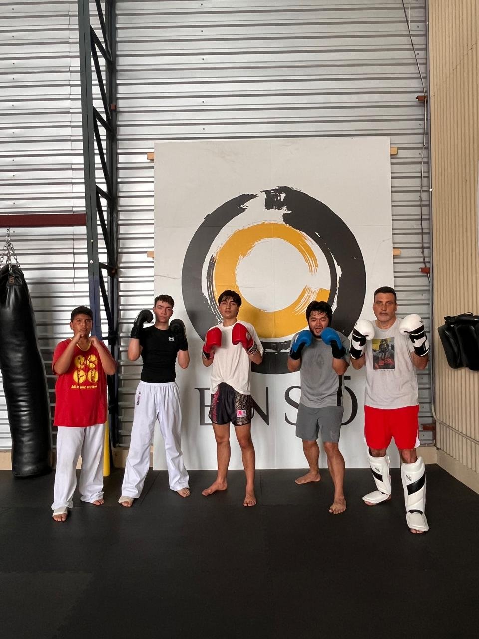 Estudiantes de Muay Thai en posición de combate, Academia Enso San Pablo Heredia
