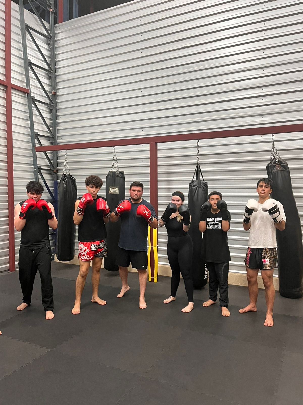 Estudiantes de Boxeo en posición de guardia con guantes, Academia Enso San Pablo Heredia