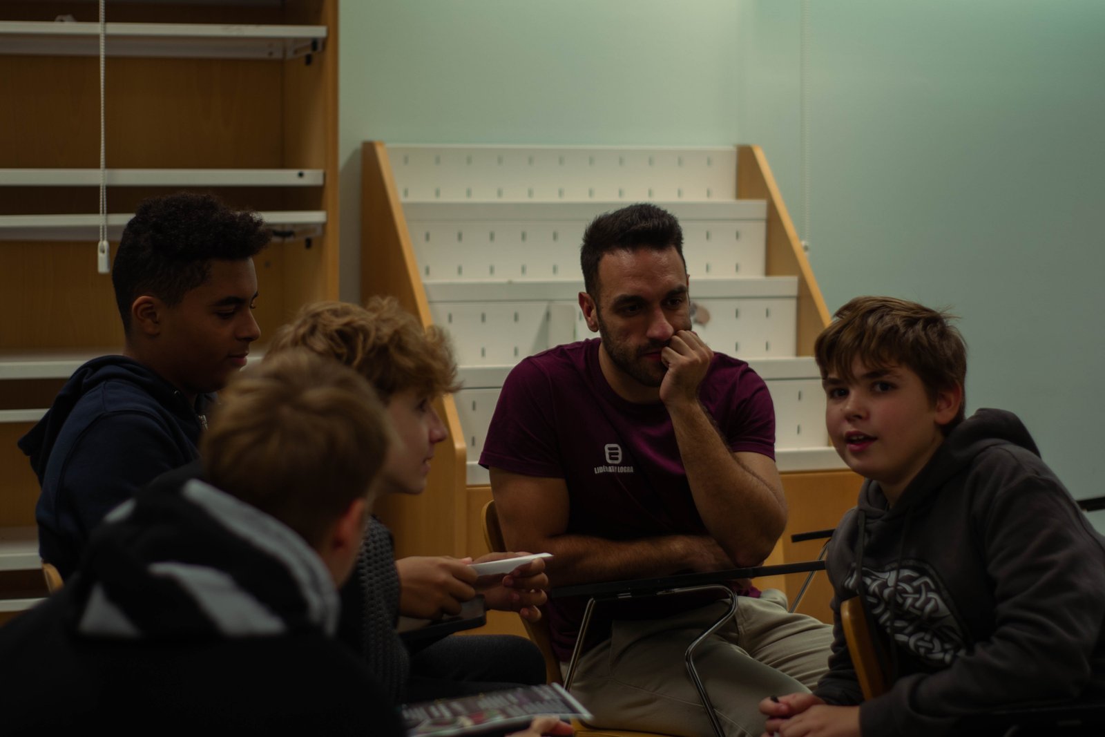 Un mentor conversa con jóvenes durante una actividad educativa
