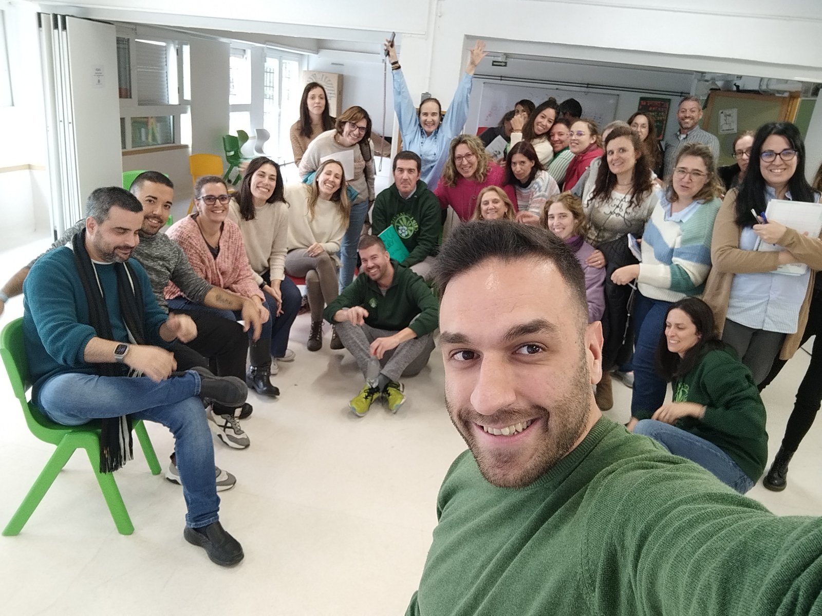 El equipo y la comunidad de ELITEDUCA reunidos en un aula