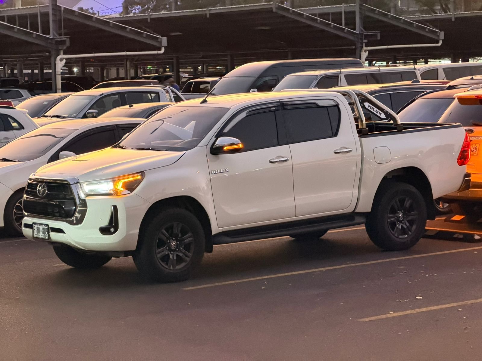 Toyota Hilux 4×4 blanca de la flota de Agencia Bautista, disponible para renta en el Aeropuerto Internacional de El Salvador