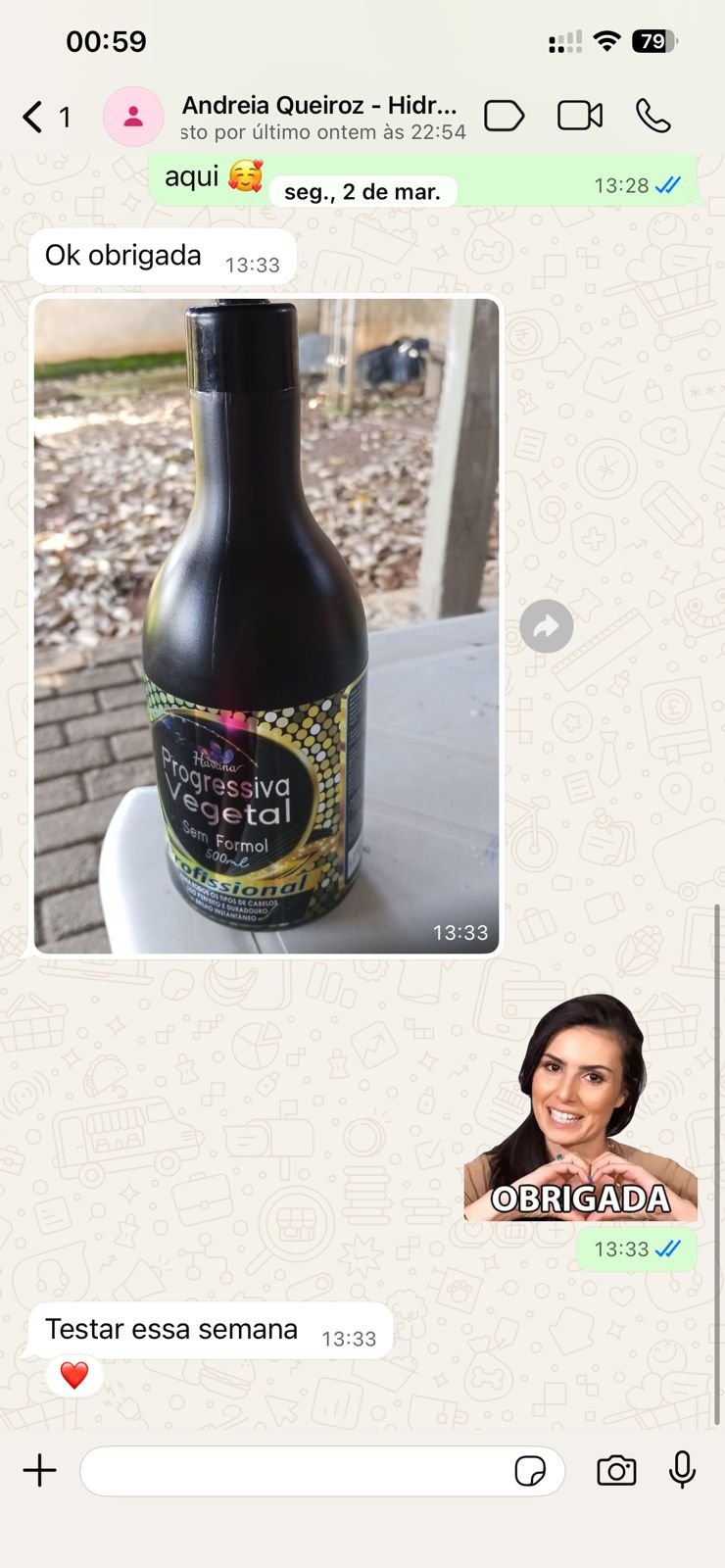 Foto do frasco do produto com cliente sorrindo ao fundo