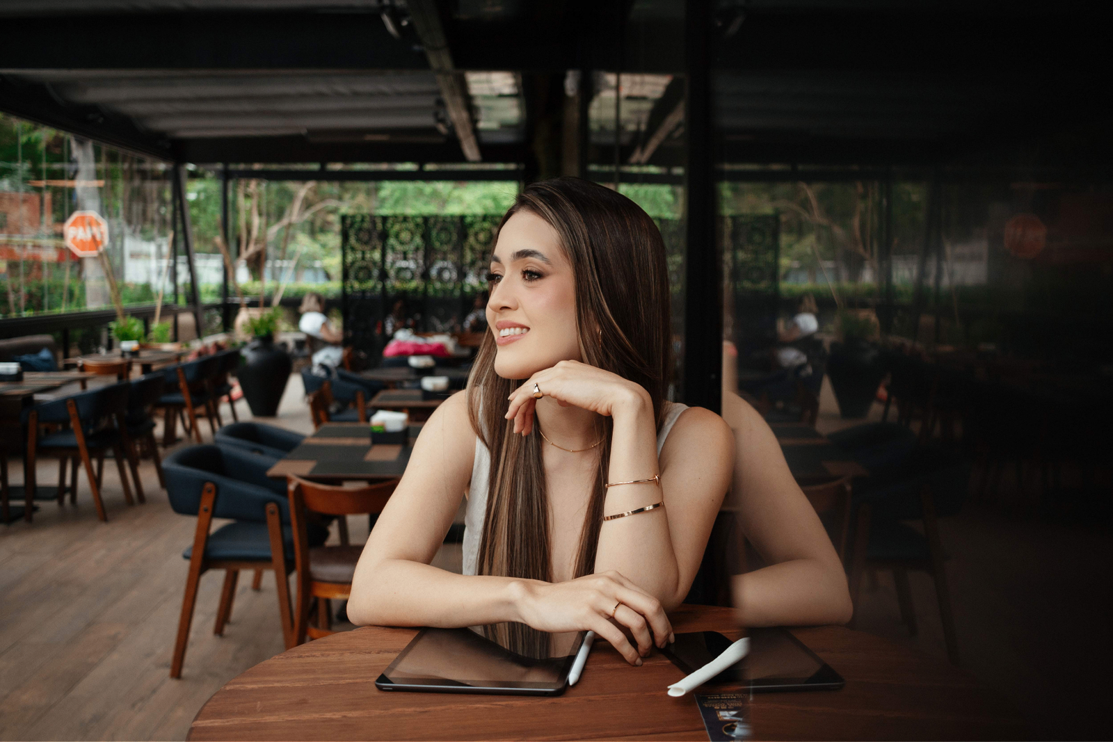 Nicole Secio sorrindo em café