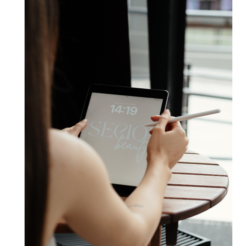 Nicole trabalhando no tablet com a marca Secio Beauty