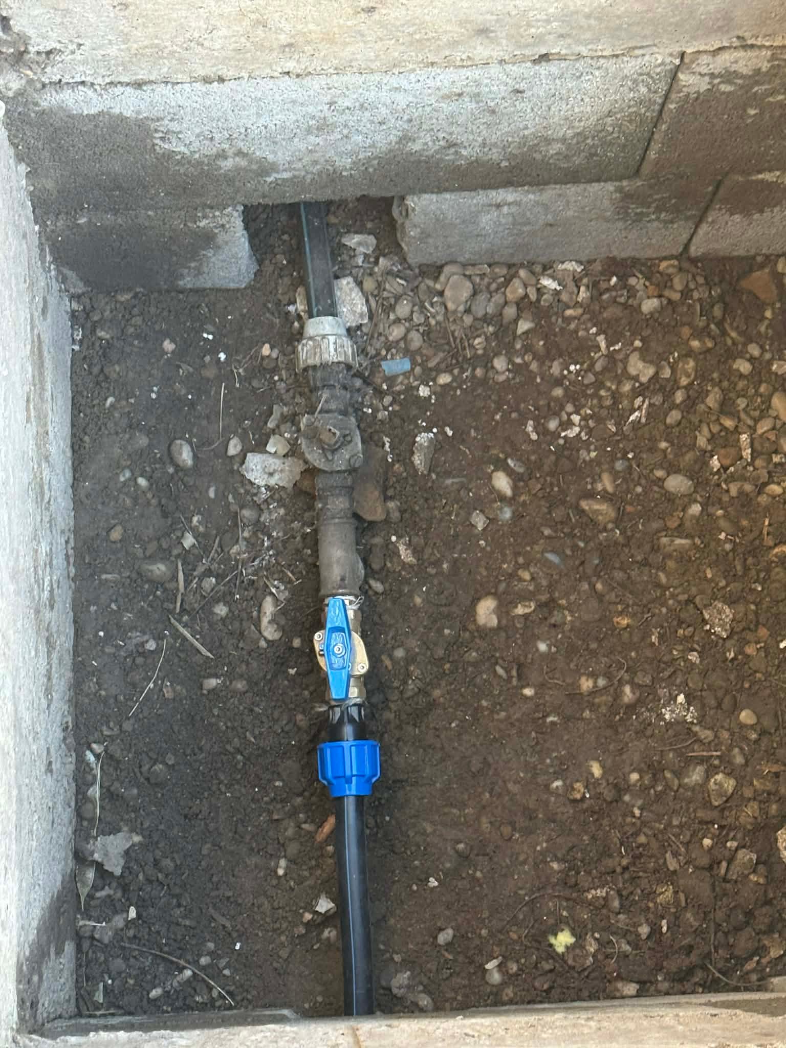 Csatorna szerelés Budapest - kék csapok és csővezetékek