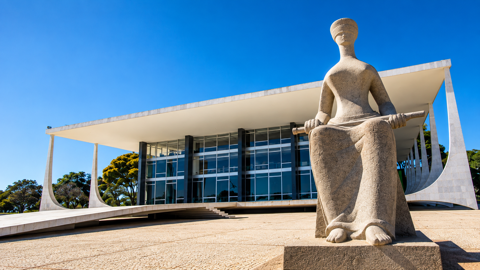 Supremo Tribunal Federal em Brasília, com a escultura A Justiça em frente ao edifício-sede