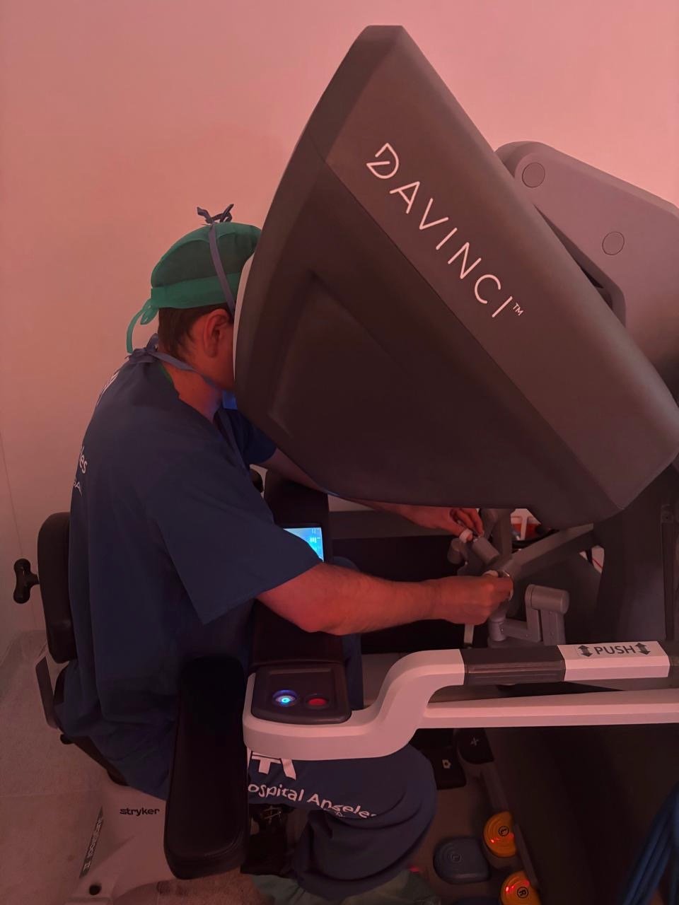 Tecnología de cirugía robótica y laparoscópica en quirófano