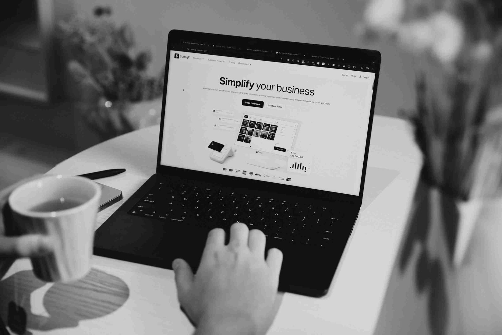 A página inicial de um site de agência de marketing digital, mostrada em um smartphone com design elegante e moderno.