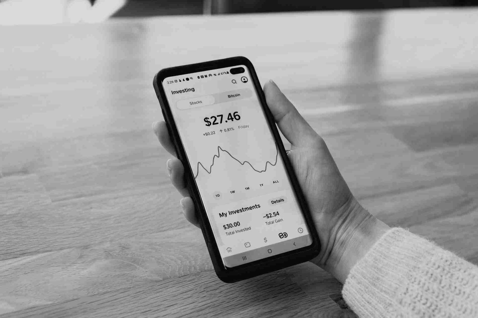 Uma interface de aplicação de rede social com tema escuro mostrada em um smartphone.