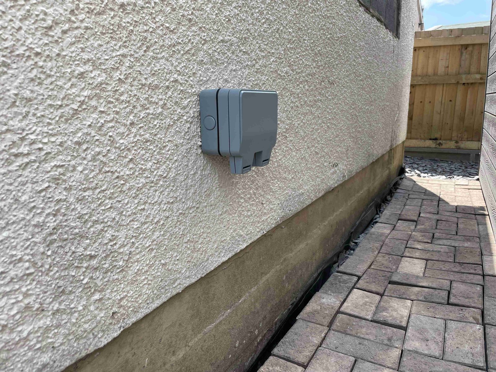 Weatherproof outdoor socket