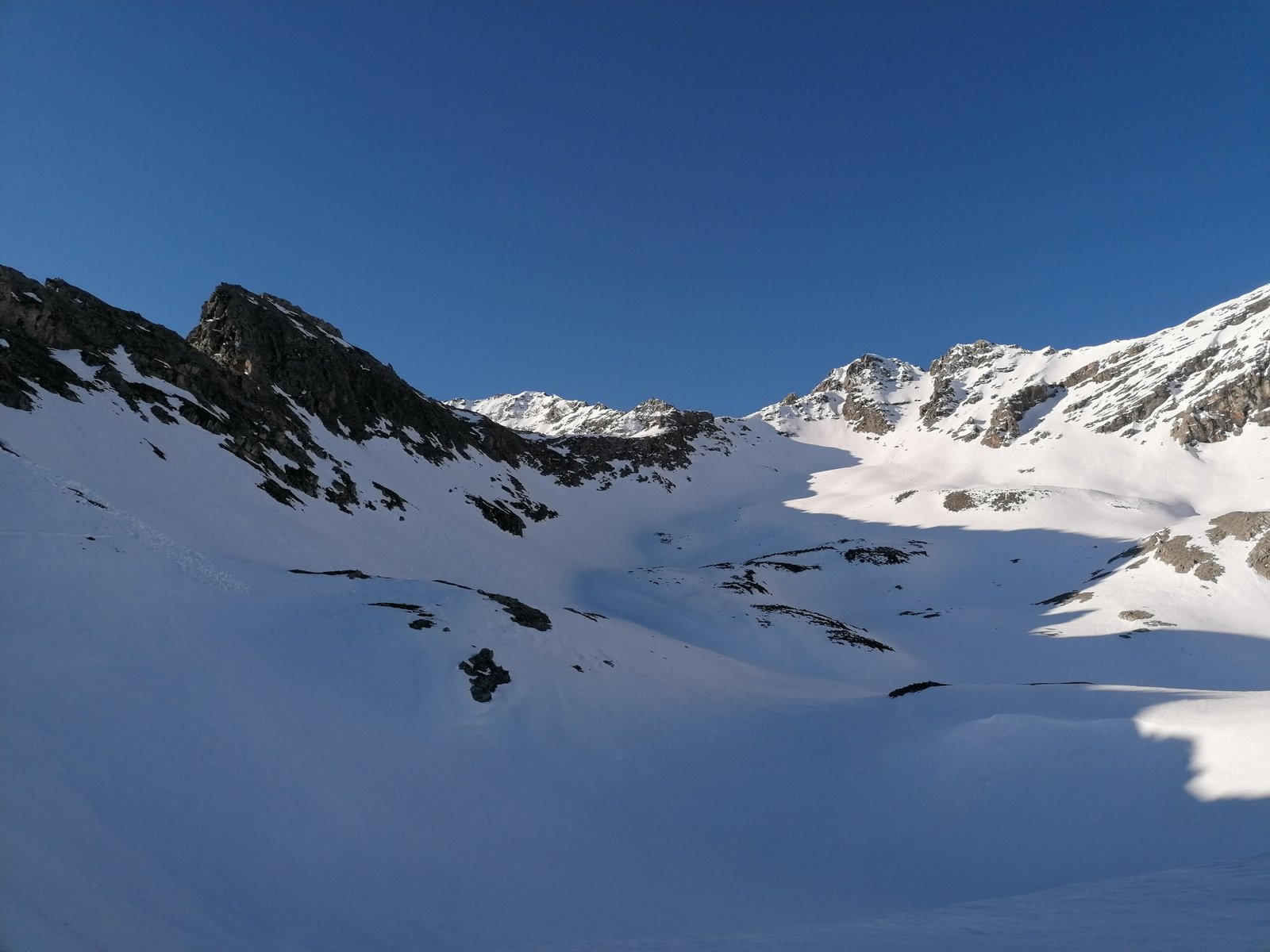 Splitboarder in salita su una cresta innevata sopra Sestriere