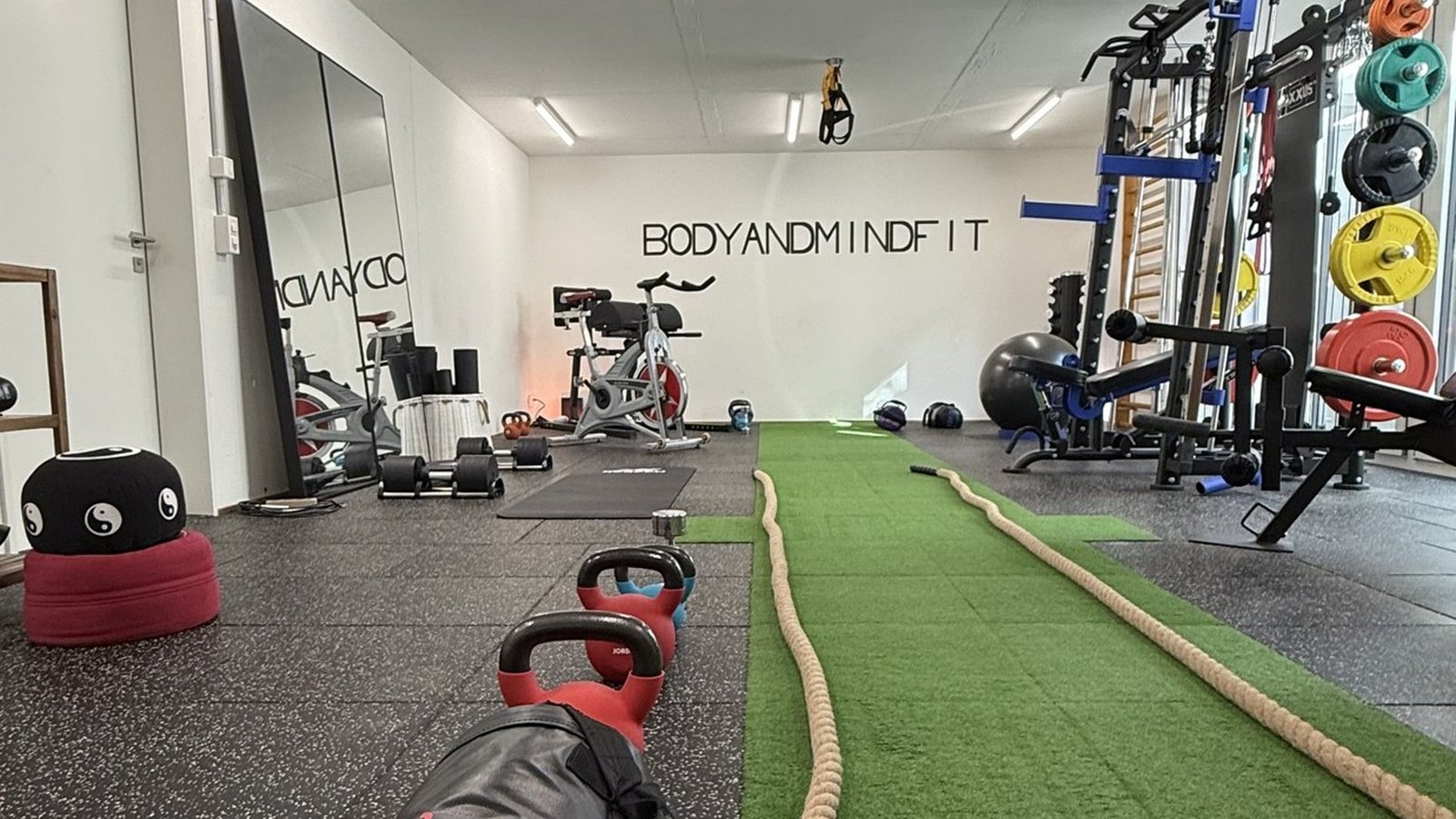 Studio bodyandmindfit in Pfaffhausen bei Zürich – Kraftbereich mit Rack, Kettlebells und Battle Rope