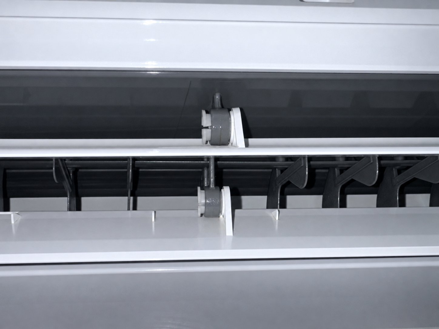 Buitenunits van een Mitsubishi Electric airconditioning op een plat dak