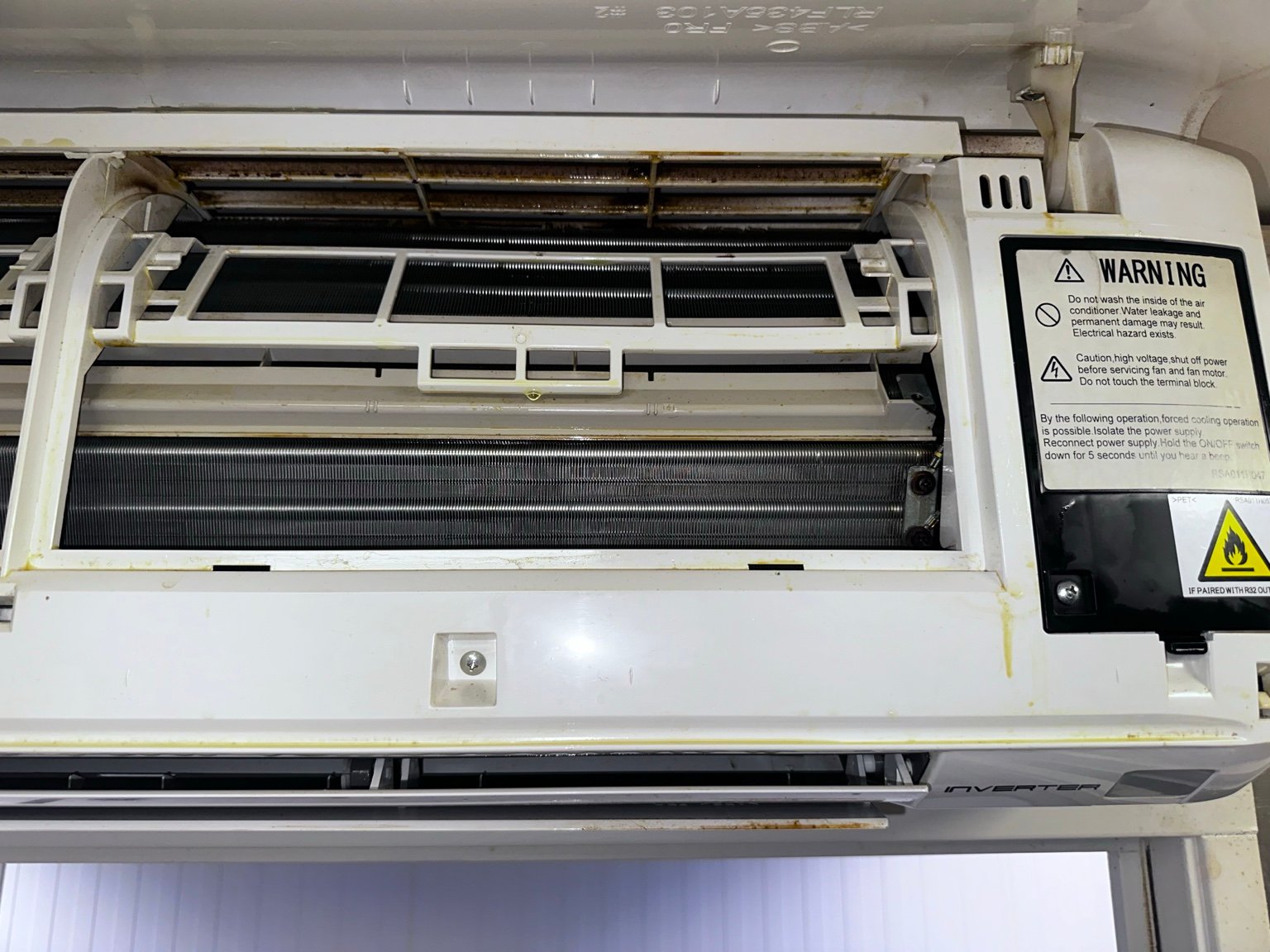 Wandunit van een split-airconditioning in een kantoorruimte