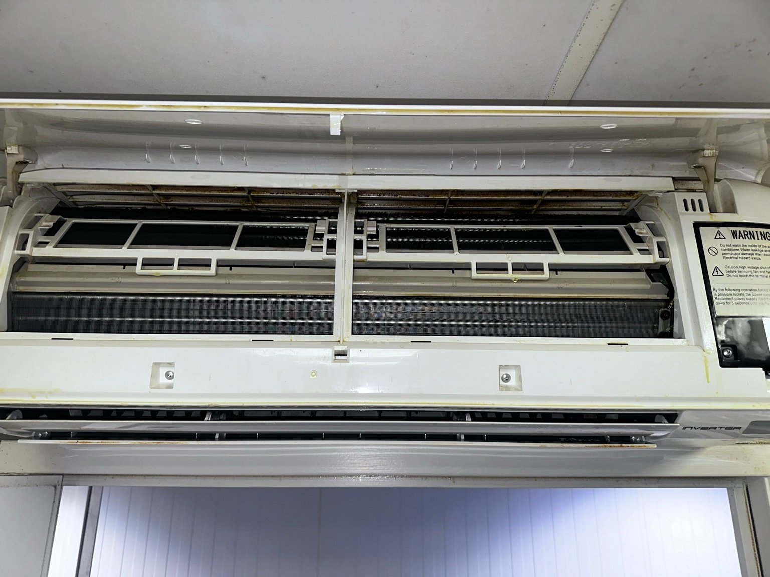 Binnenunit van een split-airconditioning tijdens een onderhoudscontrole