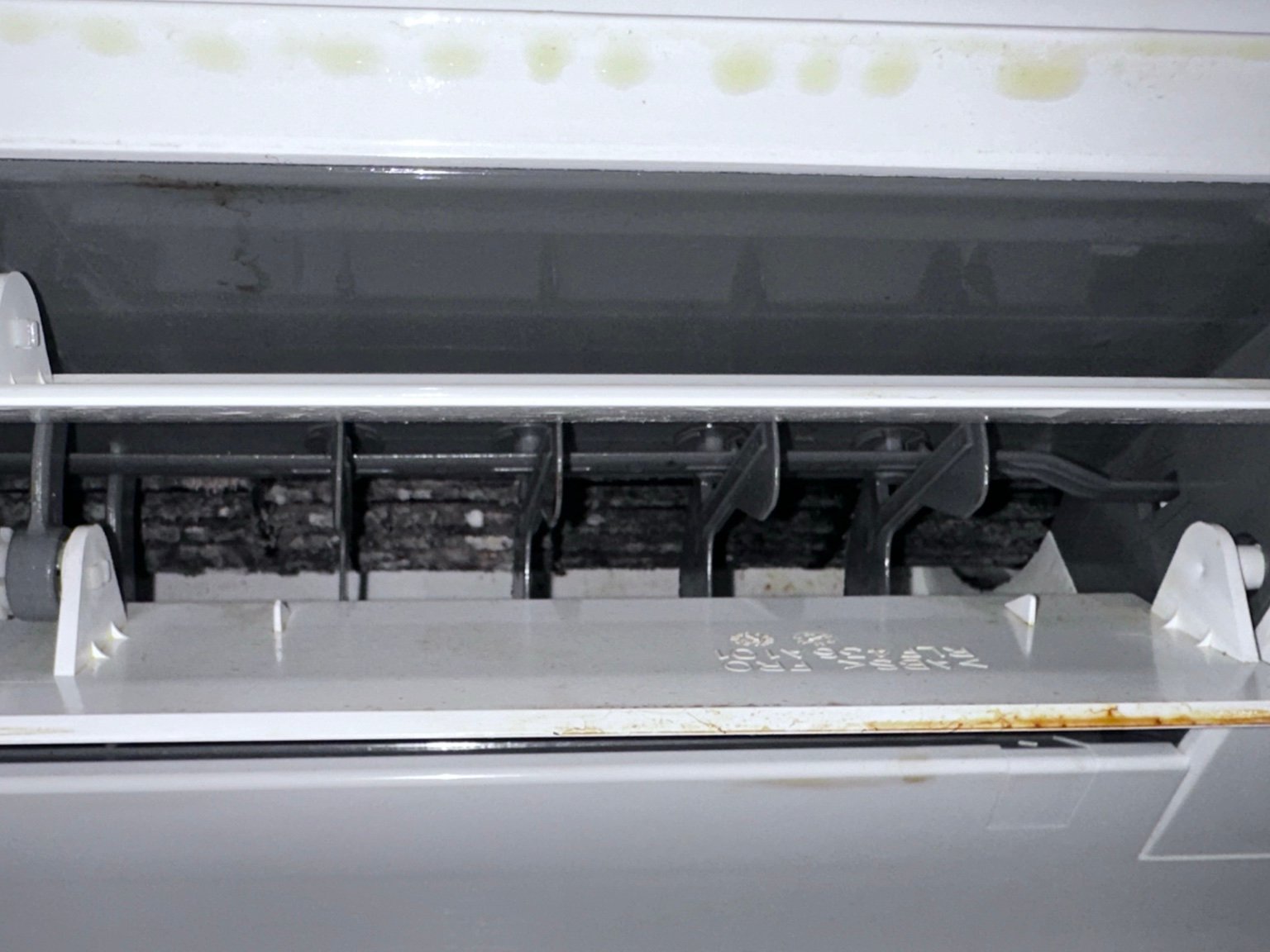 Buitenunit van een split-airconditioning tijdens een onderhoudscontrole