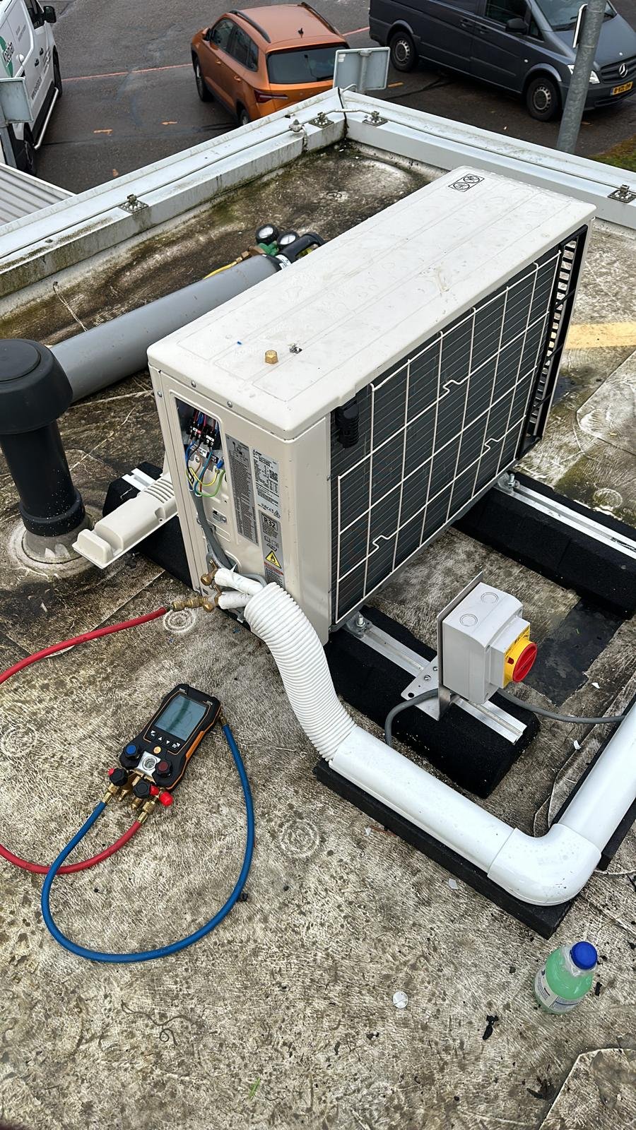 Monteur van Airco Onderhoud Service onderzoekt een airconditioning die steeds uitschakelt