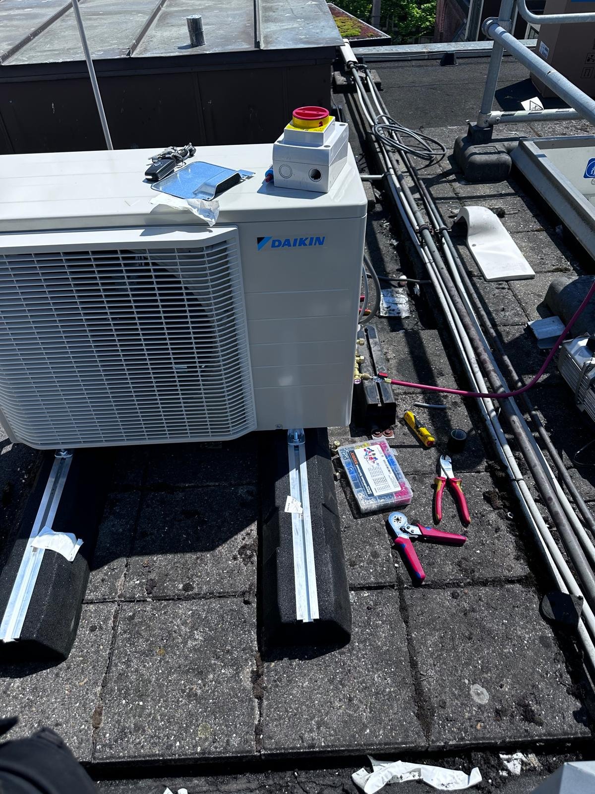 Monteur van Airco Onderhoud Service reinigt de binnenunit van een split-airconditioner