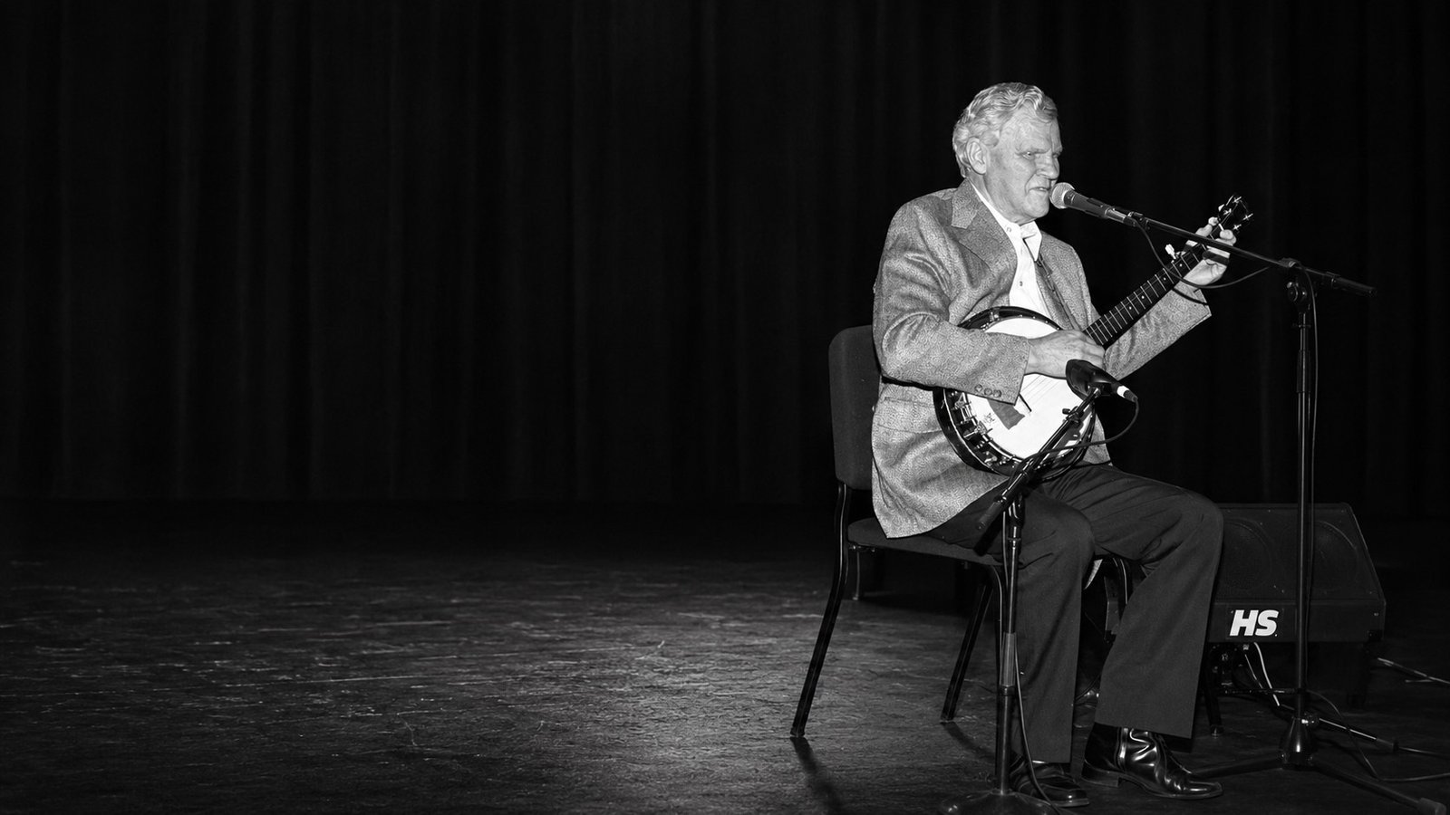 Doc Watson actuando con guitarra en el escenario