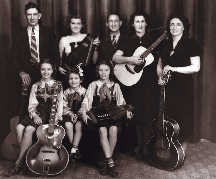 El conjunto de la Familia Carter con guitarras e instrumentos