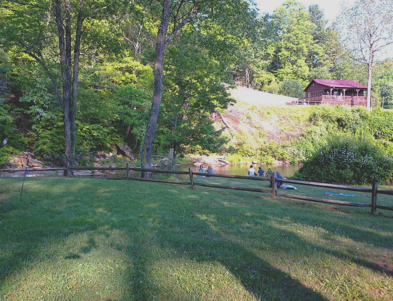 Un sitio primitivo de acampada con mesa de picnic, anillo para fogata y poste para farol en Cliffview Campground cerca de Galax, Virginia