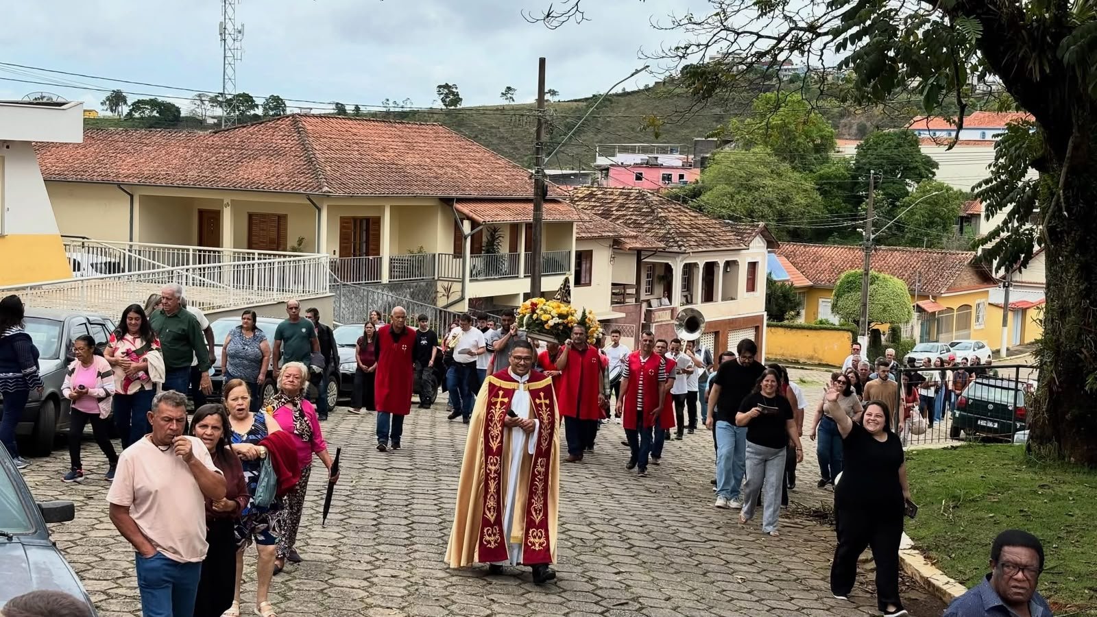 Fiéis acompanham caminhada religiosa pelas ruas