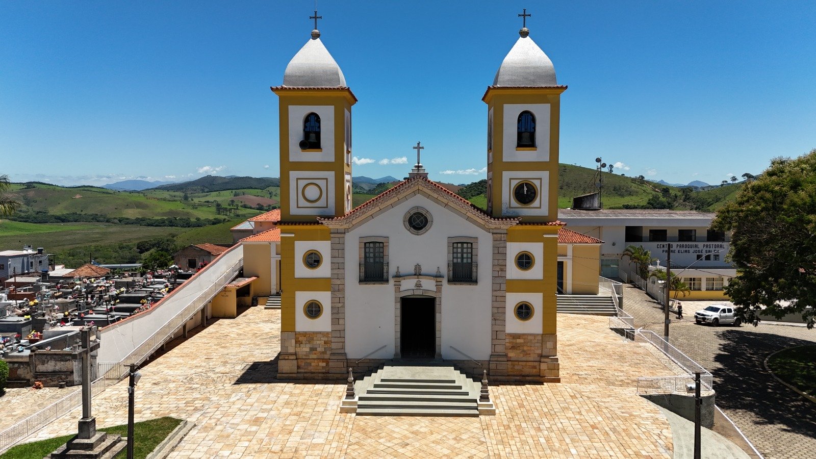Fachada da Basílica, com as duas torres
