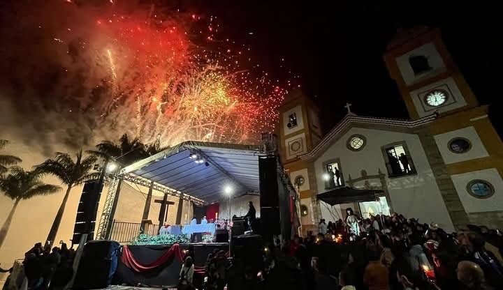 Fogos iluminam o céu sobre o adro e a fachada da Basílica durante a festa do padroeiro