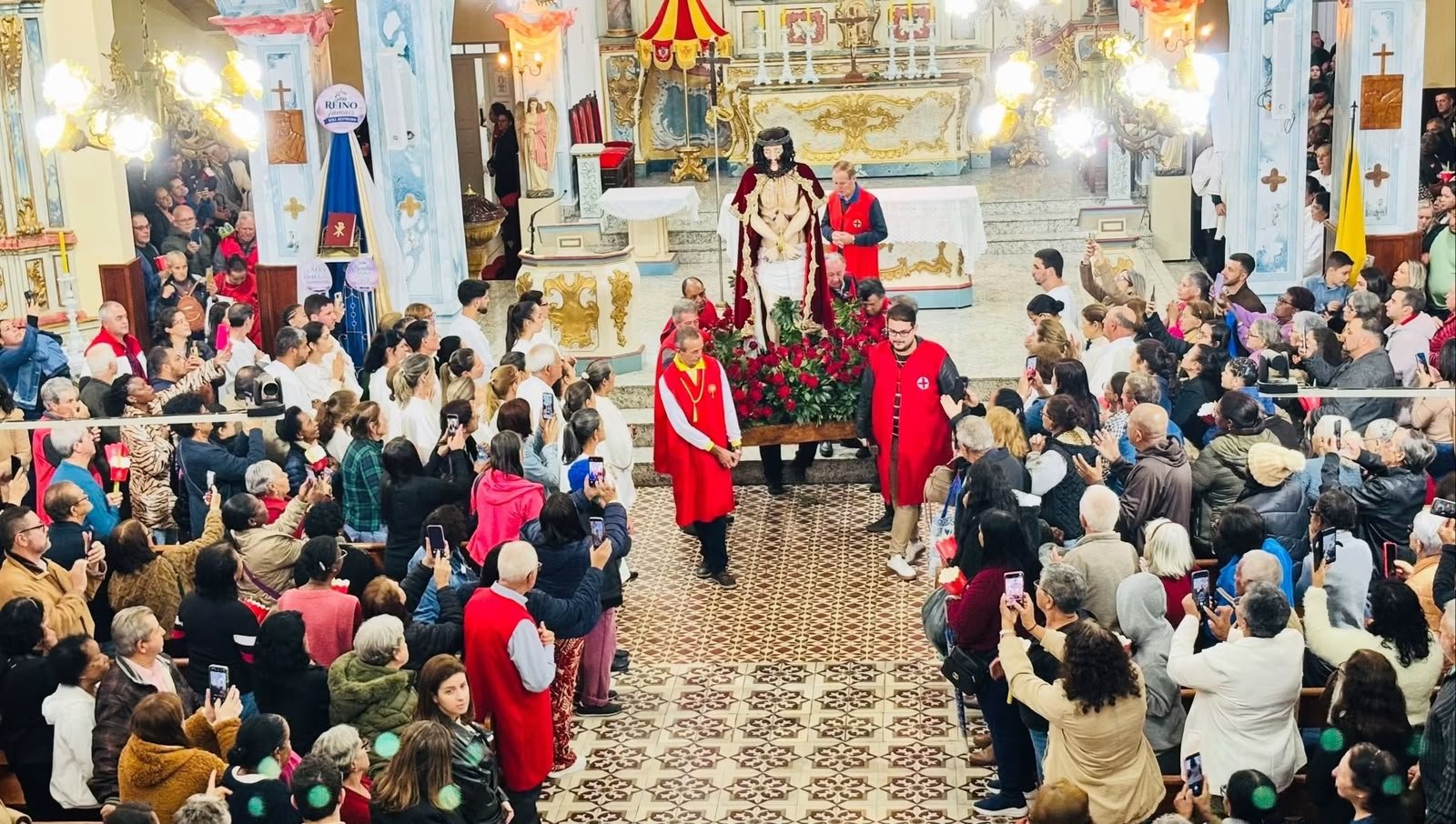 Imagem do Bom Jesus do Livramento é conduzida entre os fiéis na Basílica