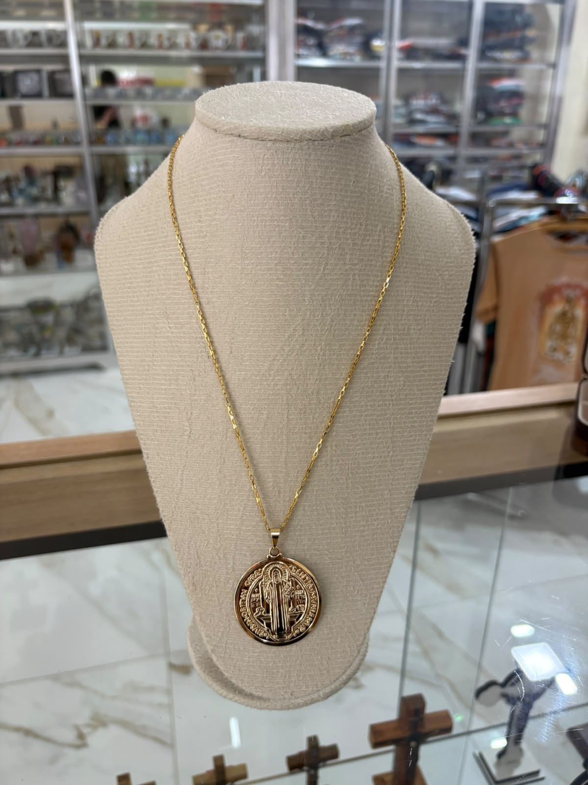 Colar com medalha de São Bento