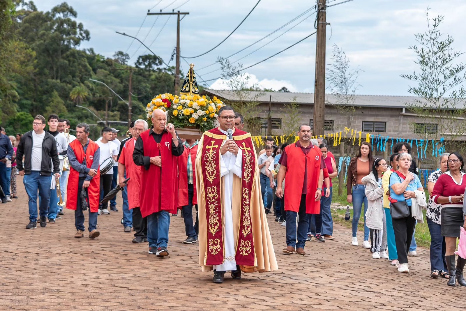Imagem de Nossa Senhora Aparecida é conduzida em caminhada com os fiéis