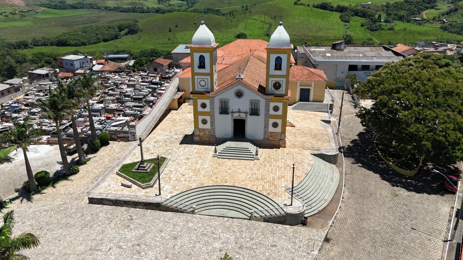 Vista do adro, das torres e do entorno do Santuário