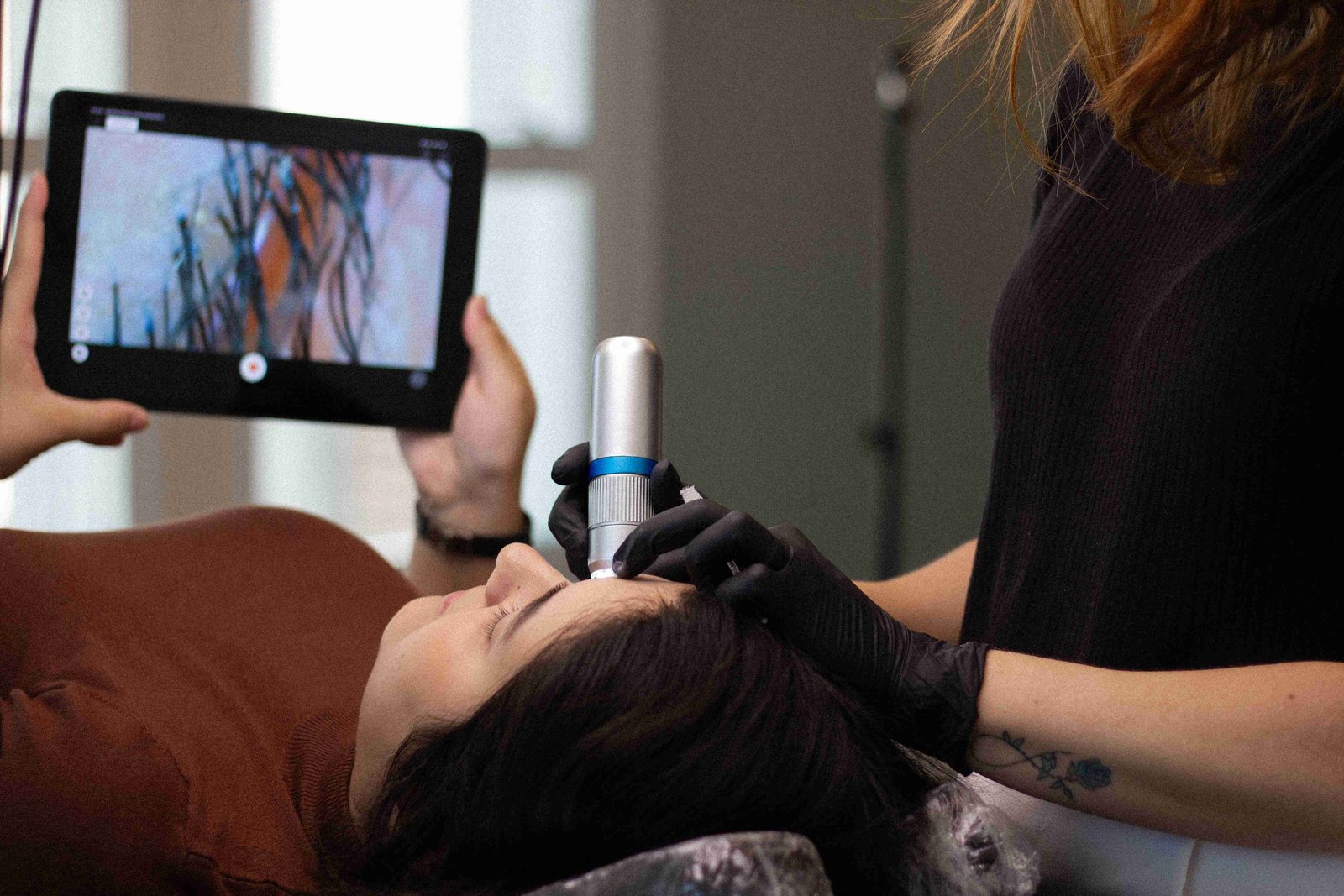 Tricoscopia analysis with tablet and treatment application