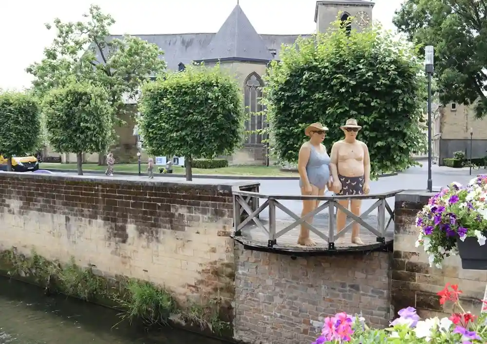 Groep Alltagsmenschen aan een lange tafel in Valkenburg