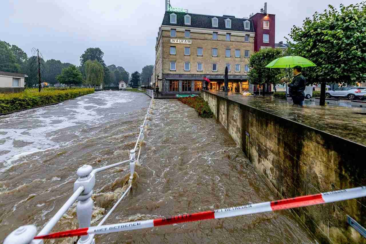 Wateroverlast in het centrum van Valkenburg, straten staan volledig onder water.